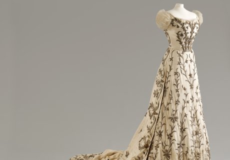 Image: Cream silk court dress with silver and gold metal thread zardozi embroidery by the House of Worth, worn by Lady Curzon, Vicereine of India, ca. 1903-1905