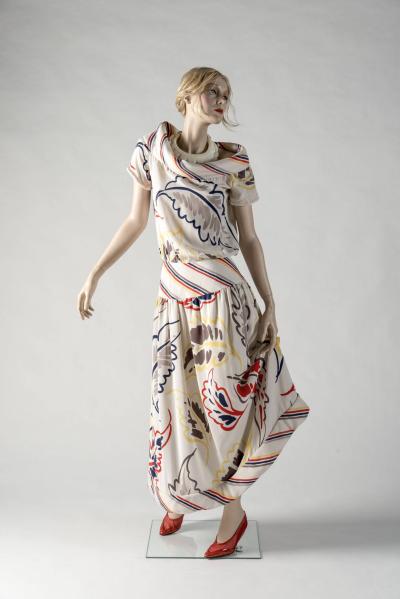 1981 Karl Lagerfeld/Chloé: Bold print silk dress, jewellery by Ugo Correani. Selector: Vanessa de Lisle, Harper’s & Queen  