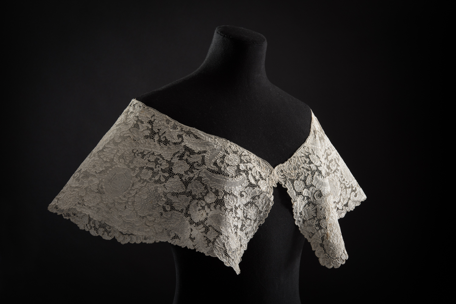 Cream linen Argentan needle lace collar, 1730s