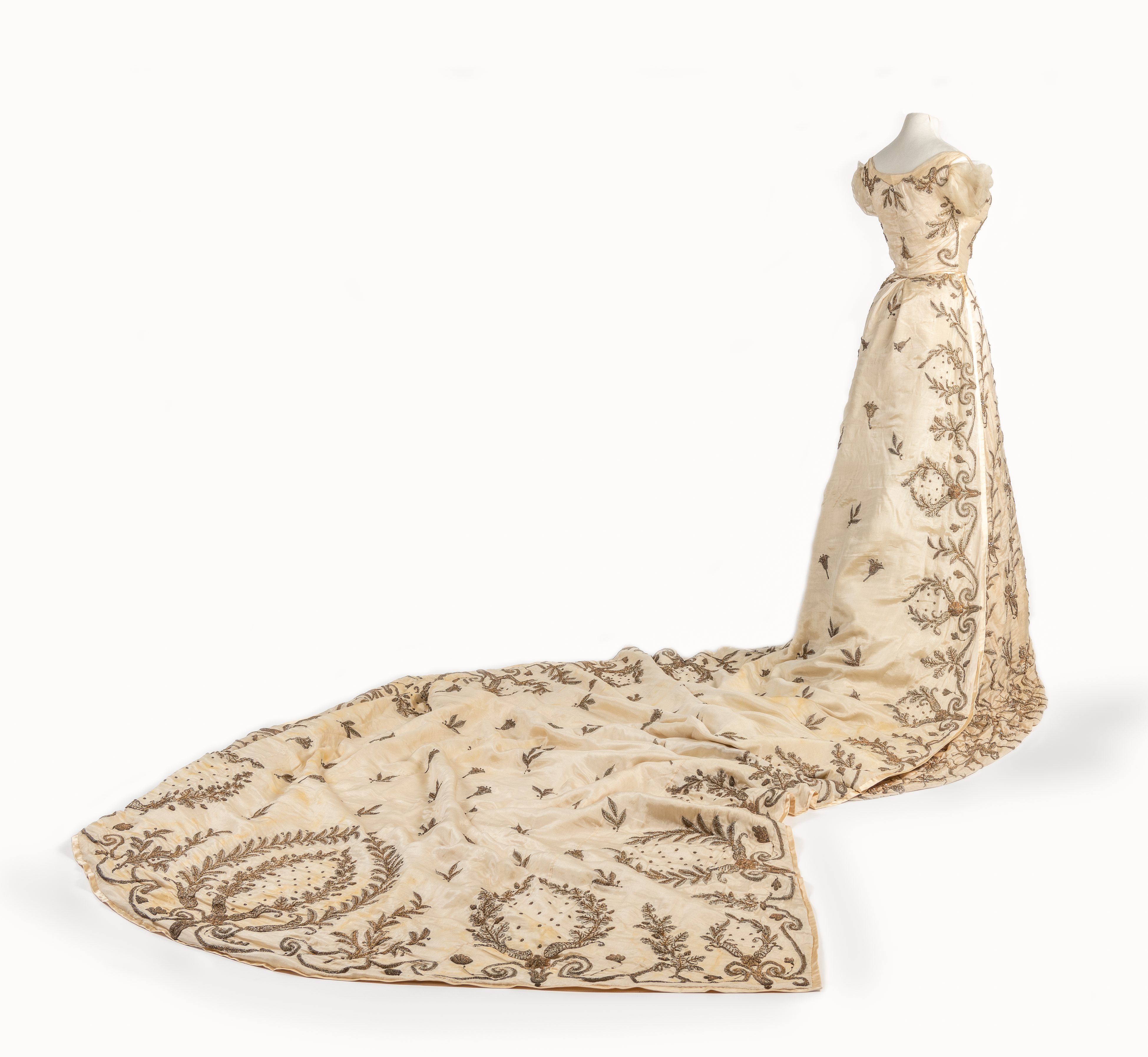 Cream silk court dress and train with diamantes and all-over silver and gold metal thread zardozi embroidery, by Worth, worn by Lady Curzon, Vicereine of India, 1900-1903