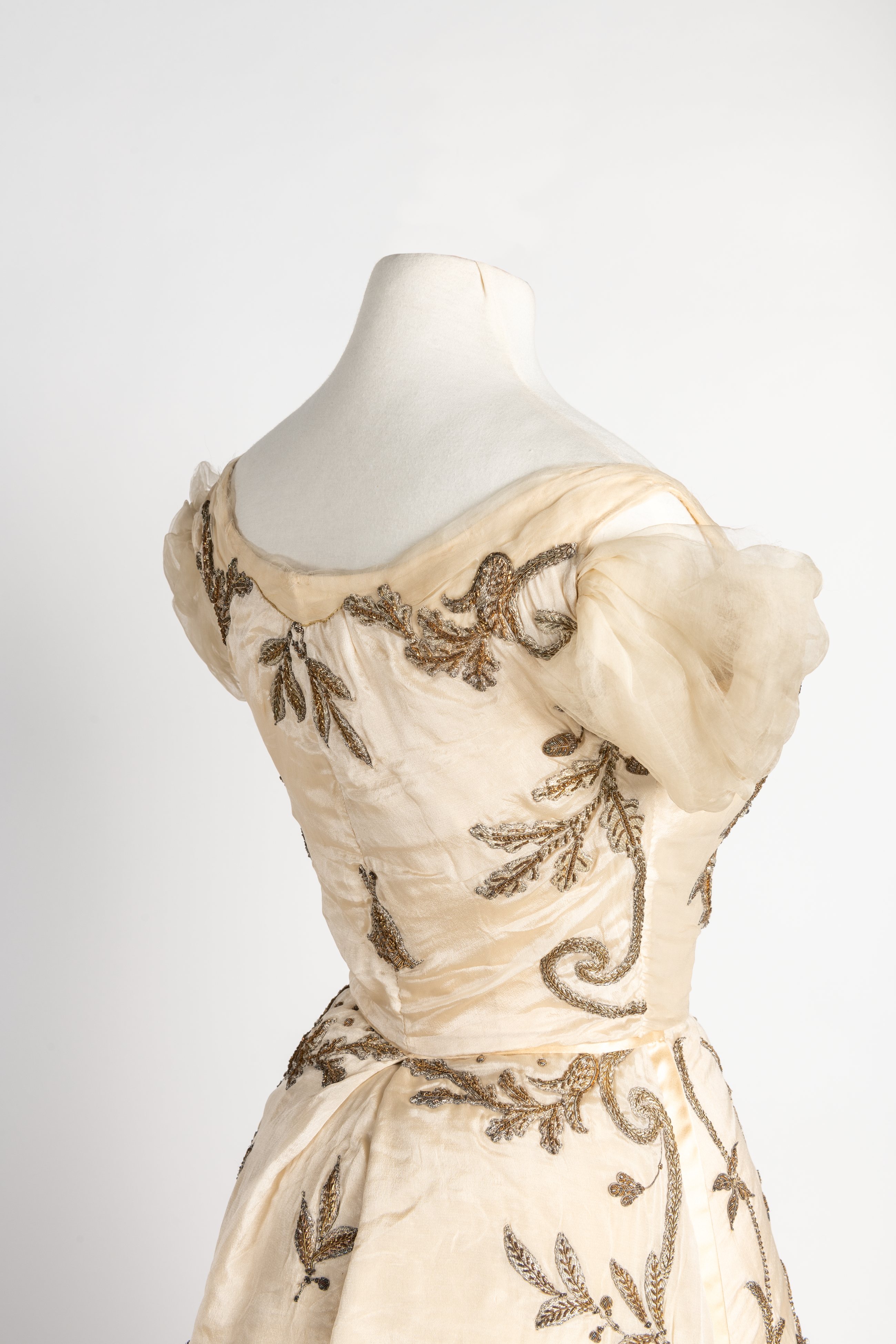 Cream silk court dress and train with diamantes and all-over silver and gold metal thread zardozi embroidery, by Worth, worn by Lady Curzon, Vicereine of India, 1900-1903