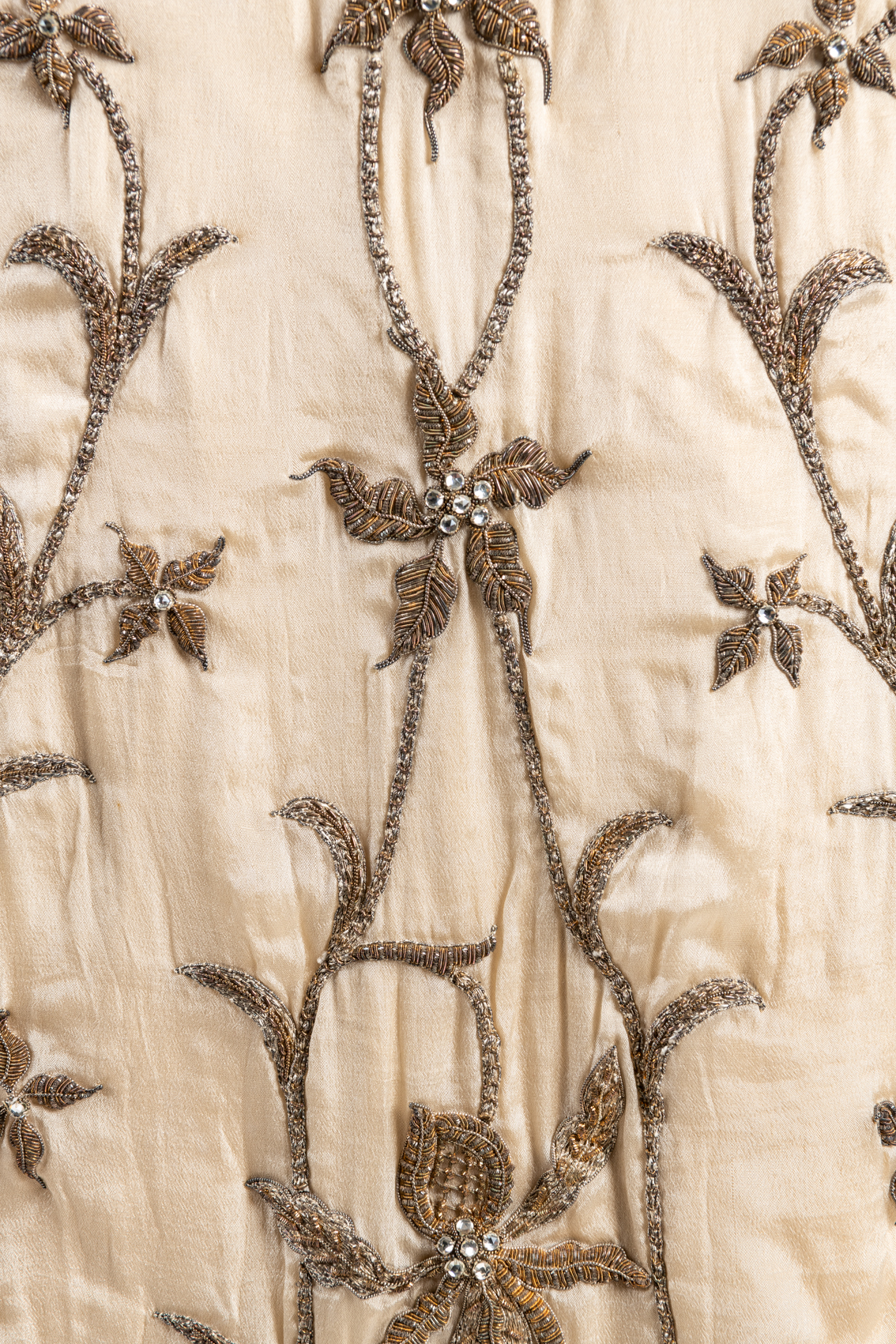 Cream silk court dress and train with diamantes and all-over silver and gold metal thread zardozi embroidery, by Worth, worn by Lady Curzon, Vicereine of India, 1900-1903