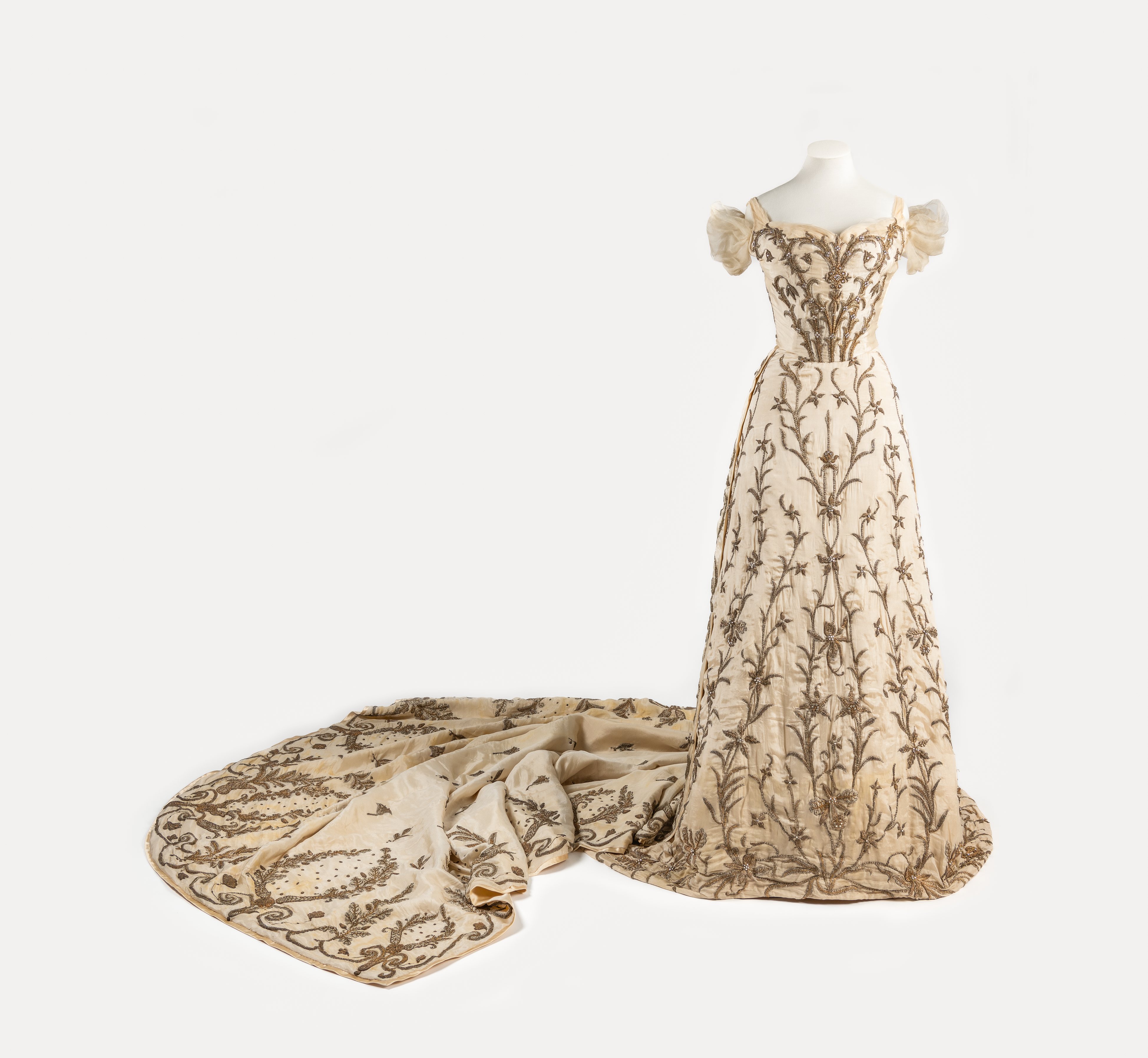 Cream silk court dress and train with diamantes and all-over silver and gold metal thread zardozi embroidery, by Worth, worn by Lady Curzon, Vicereine of India, 1900-1903