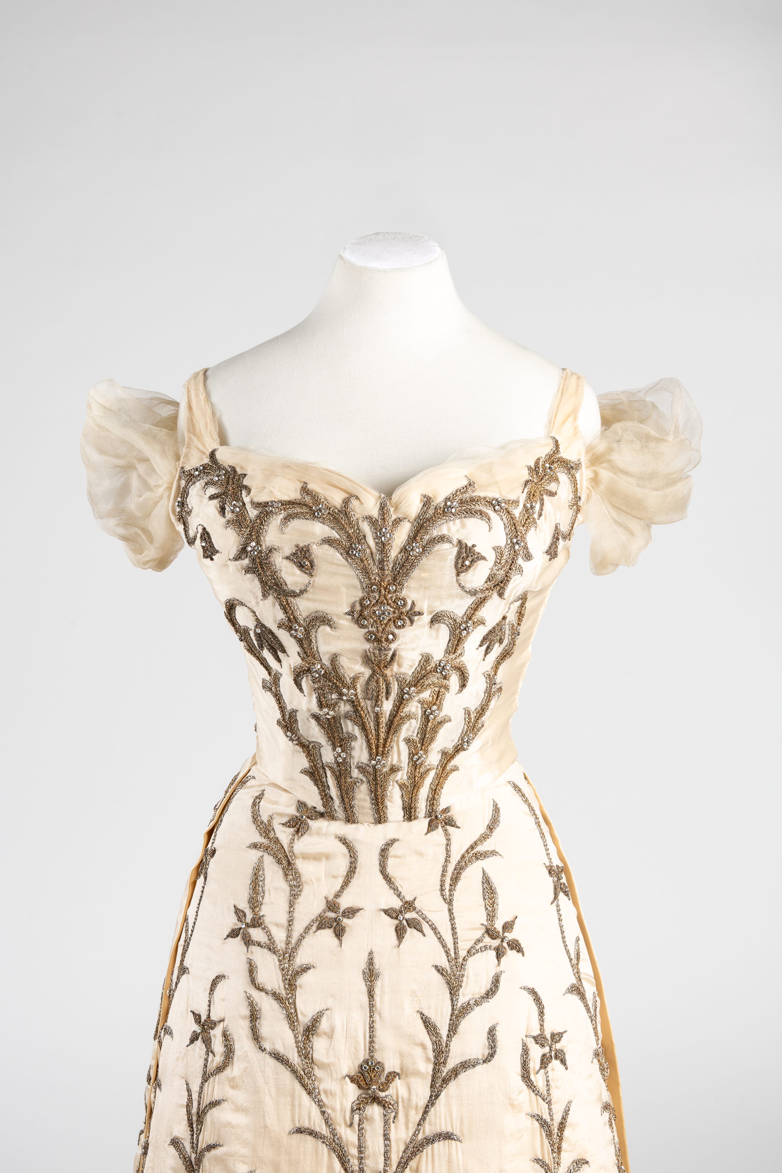 Cream silk court dress and train with diamantes and all-over silver and gold metal thread zardozi embroidery, by Worth, worn by Lady Curzon, Vicereine of India, 1900-1903