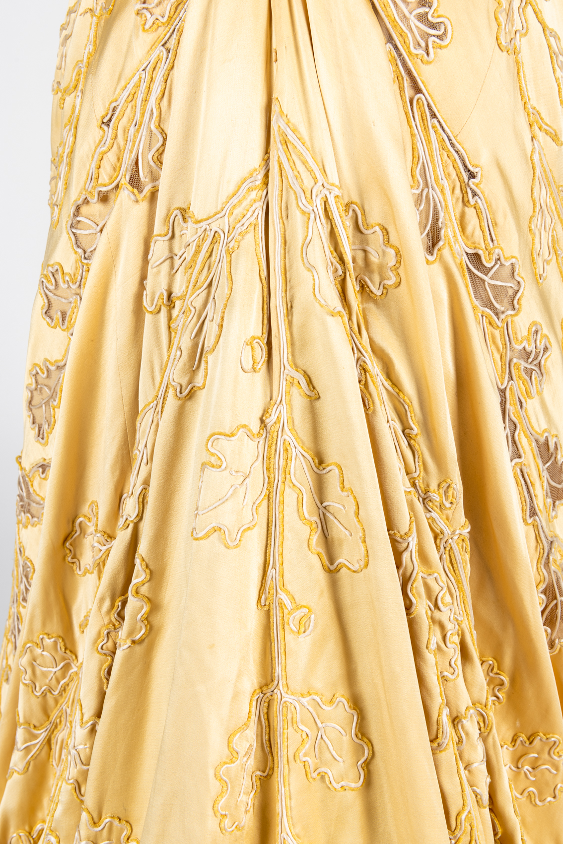 Yellow silk evening dress with oakleaf motif embroidered in cream silk cord and chenille, by Worth, worn by Lady Curzon, Vicereine of India, ca.1903