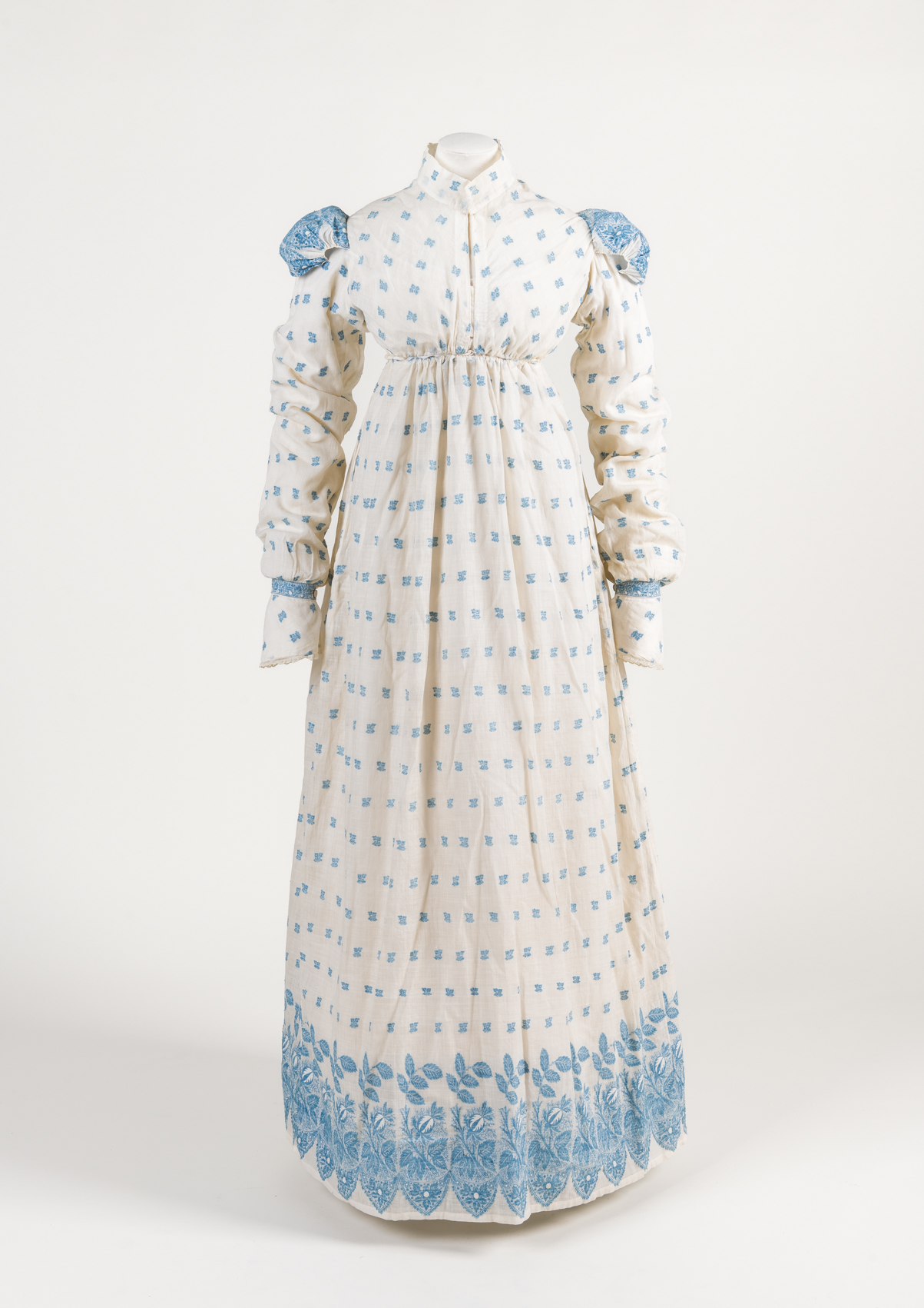 Cream cotton dress with blue sprigged design, ca.1805-1815