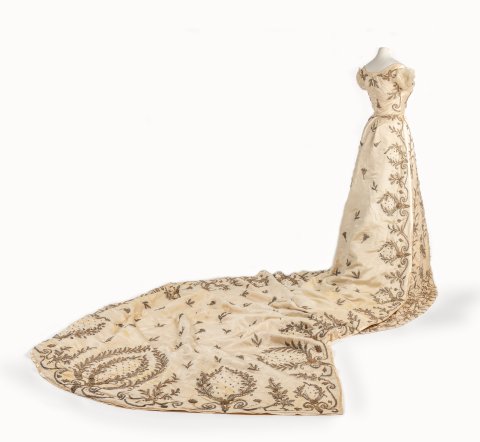 Cream silk court dress and train with diamantes and all-over silver and gold metal thread zardozi embroidery, by Worth, worn by Lady Curzon, Vicereine of India, 1900-1903