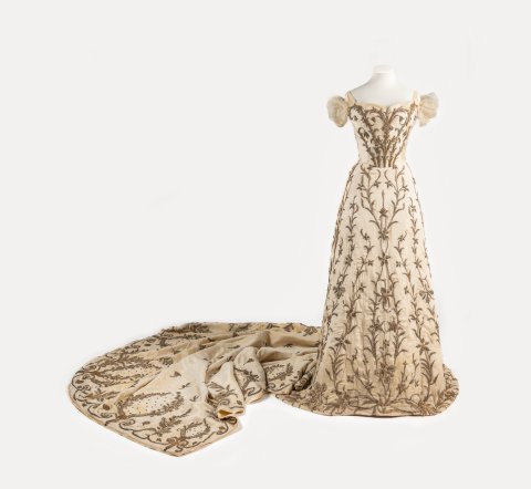 Cream silk court dress and train with diamantes and all-over silver and gold metal thread zardozi embroidery, by Worth, worn by Lady Curzon, Vicereine of India, 1900-1903